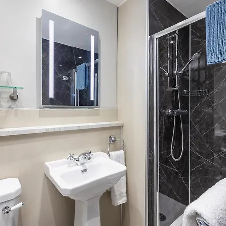 The Black Swan Szálloda 3*