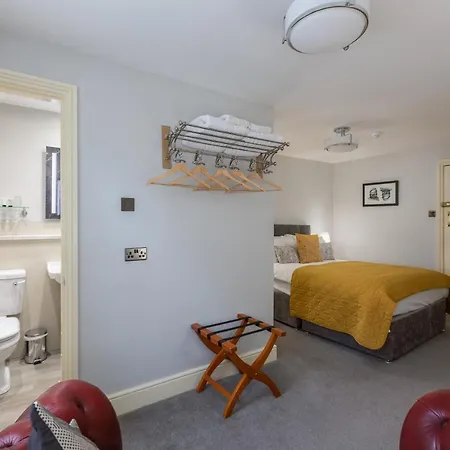 The Black Swan Szálloda 3*